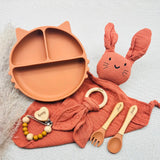 Coffret repas bébé personnalisé terracotta avec prénom Juliette, assiette chat ventouse silicone, doudou lapin, anneau de dentition gravé, attache tétine bois prénom Lenny, idée cadeau de naissance mixte
