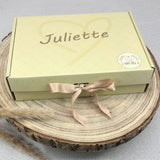 Emballage cadeau prénom enfant – boîte personnalisée rigide avec ruban satiné – idéale pour cadeau de naissance original et sentimental.